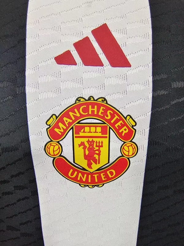 2324 Manchester United black and white